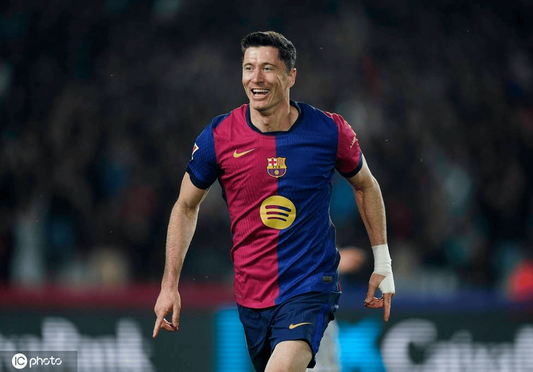 莱万多夫斯基在巴塞罗那比赛中战术调整，逆转引发热议！的简单介绍